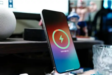 安远苹果15换屏服务分享用什么充电器给iPhone15充电更好 